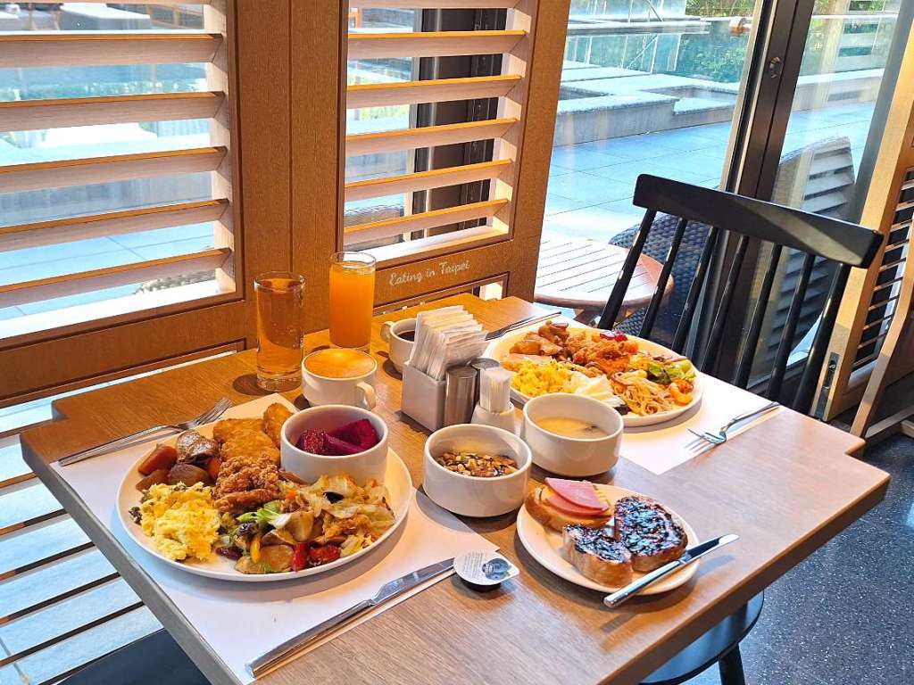 Just Sleep Tainan Just Cafe breakfast table spread 1