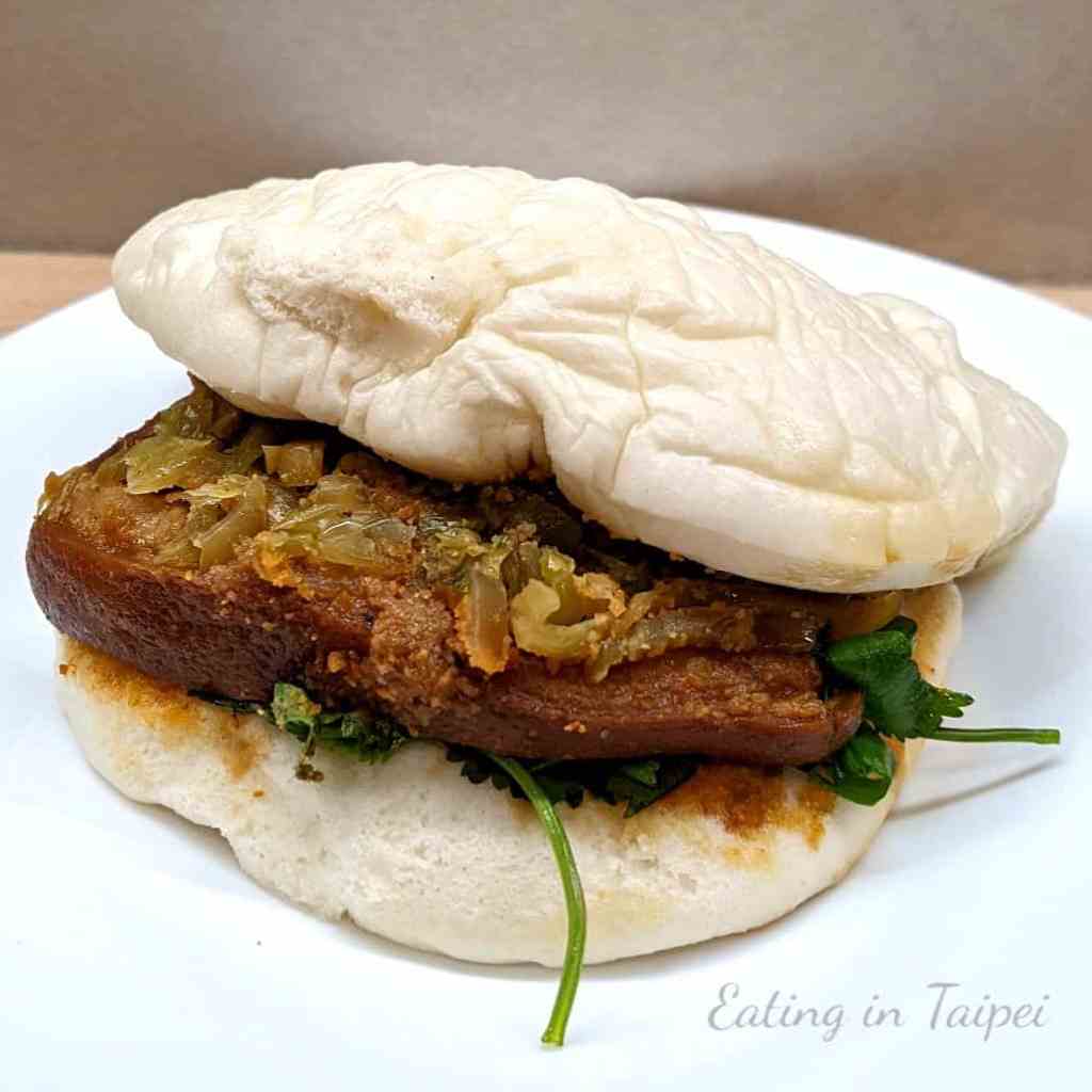 Braised belly pork here in Ximen, right in a steamed bun!